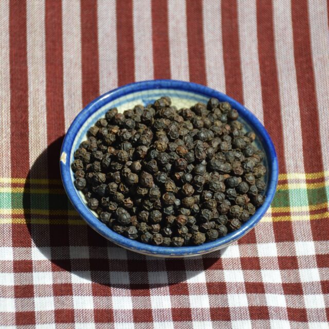 Le poivre noir de Kâmpôt. D'un piquant ardent aux notes de chocolat, menthe et eucalyptus.
Un véritable must pour les viandes rouges, gibiers, charcuteries, pâtes, risottos…
Lien dans la bio pour le découvrir !
#kampot #kampotpepper #pepper #poivre #poivrekampot #epices #spices #cambodge #food #instafood #foodporn #yummyyummy #yummy #cuisinemaison #viande #risotto #gibier